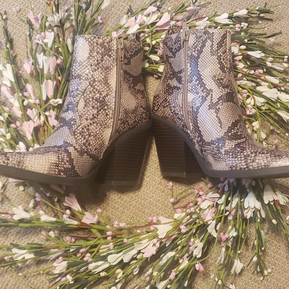 Just fab snakeskin booties size 5.5 - Picture 2 of 7